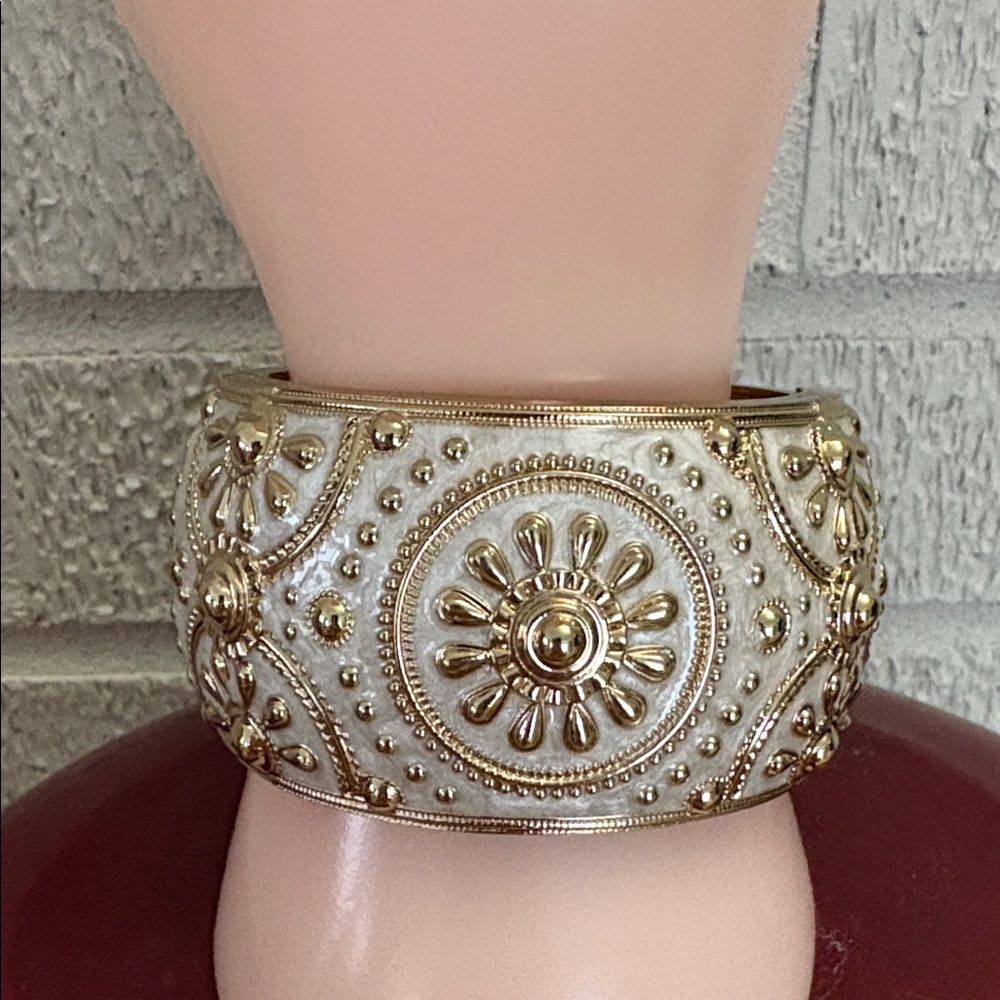 Amedeo Cameo La Piazetta Clamp Bracelet Bangle Hinged Gold Tone Cream Enamel EUC - Picture 5 of 12